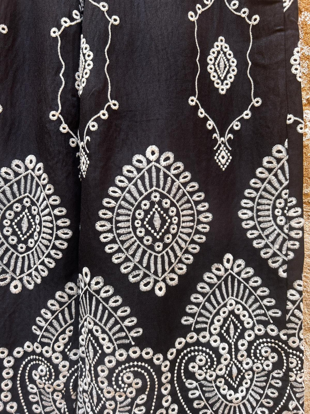 Pantalón bordado