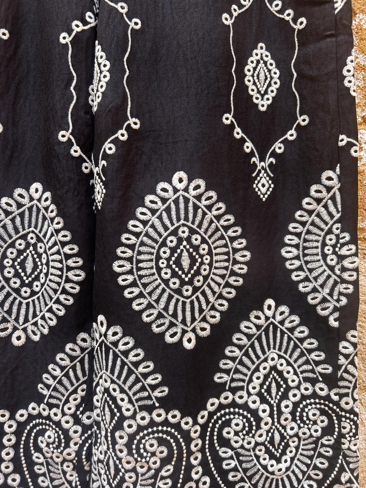 Pantalón bordado